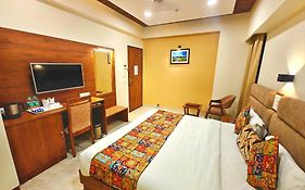 Opulence Inn - 500 Meters From Railway Station